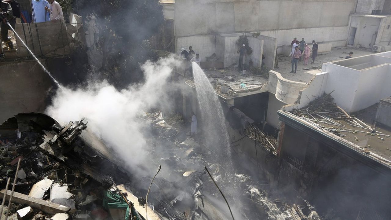 L'avion s'est écrasé sur des habitations de Karachi.