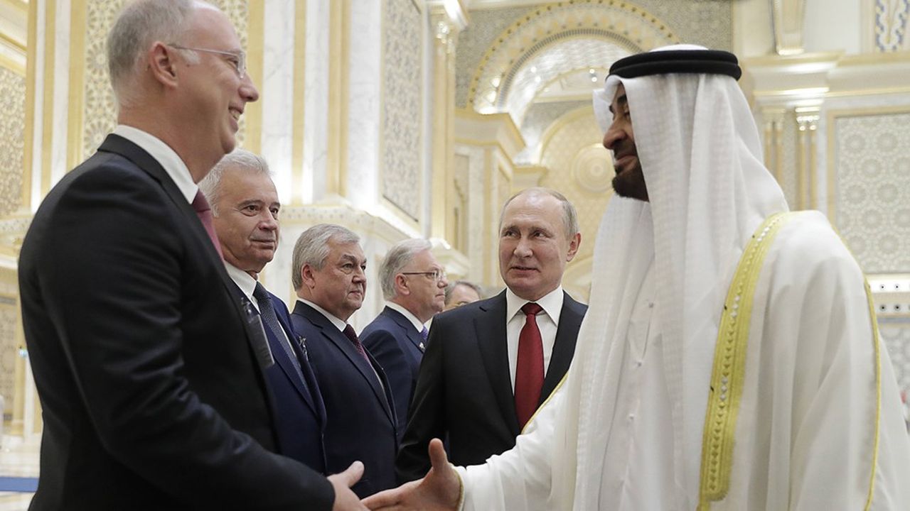 En compagnie de Vladimir Poutine, le PDG du fonds souverain russe Kirill Dmitriev (au premier plan) était reçu, en octobre dernier, en grande pompe par le prince héritier de l'émirat d'Abu Dhabi, Mohammed ben Zayed Al Nahyan.