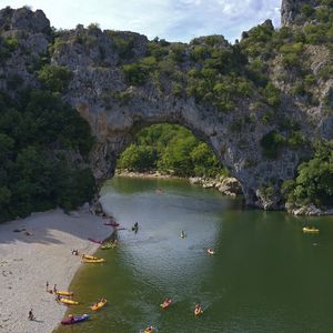 A défaut d'avoir ses habituels touristes du nord de l'Europe, le site du Pont d'Arc dans la vallée de l'Ardèche devrait connaître l'affluence des visiteurs français.