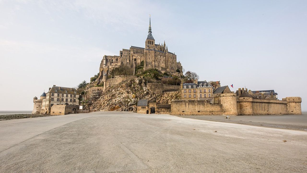 Suite au confinement dû au coronavirus, le Mont-Saint-Michel s est totalement vidé de ses touristes, avant de rouvrir ses portes mais à un rythme très ralenti.