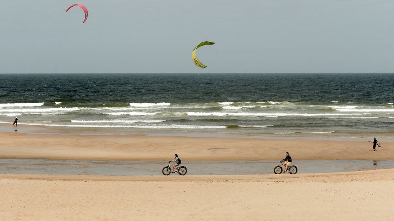 Des personnes circulent à vélo sur la plage de la Gravière, à Hossegor, le 22 mai.