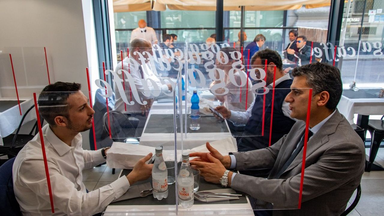 A Milan, les restaurants utilisent désormais les plaques de Plexiglas pour séparer les clients.