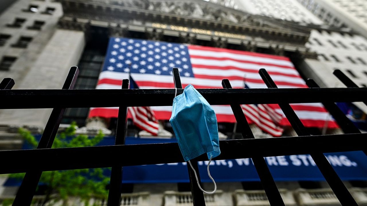 Un masque pendu aux grilles du New York Stock Exchange (NYSE), le 26 mai 2020 à Wall Street.