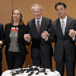 Les membres du conseil de l'Alliance : de gauche à droite, Osamu Masuko (Mitsubishi), Clotilde Delbos (Renault), Jean-Dominique Senard (Renault), Makoto Uchida (Nissan), et Hadi Zablit, secrétaire général de l'Alliance.
