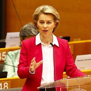 La présidente de la Commission, Ursula von der Leyen, propose un plan de relance de 750 milliards d'euros.