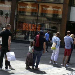 Les consommateurs allemands reprennent le chemin des magasins mais le crédit à la consommation recule.