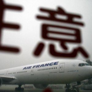 Un Boeing 777 d'Air France à l'aéroport international de Pékin, après avoir atterri dans un épais brouillard.