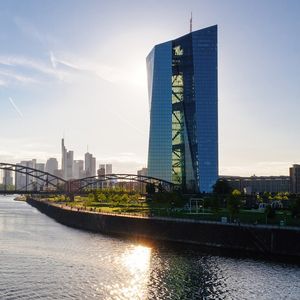 La BCE appelle de ses voeux à renforcer le pouvoir des régulateurs sur les fonds d'investissement dans sa dernière Revue de stabilité financière.