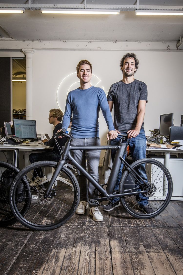 Tanguy Goretti (à gauche) et Karim Slaoui, dans leurs bureaux de Bruxelles. Venus du monde du software, les deux cofondateurs de Cowboy ont créé une monture pour amateurs de tech.