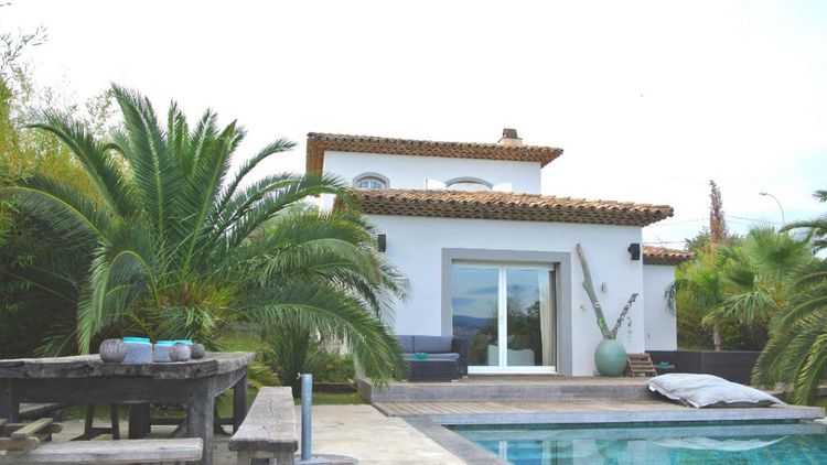 Une villa avec piscine dans le golfe de Saint-Tropez