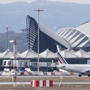 L'aéroport de Lyon, géré par Vinci Airports, a accueilli ce lundi un premier vol régional en provenance de Nantes.