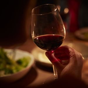 La proportion de Français affirmant consommer « régulièrement » ou « de temps en temps » de l'alcool a diminué de 6 points pendant le confinement.