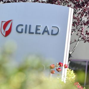 Gilead qui a racheté Kite, spécialisé dans les thérapies cellulaires du cancer, en août 2017, doit maintenant rentabiliser cet investissement de 12 milliards de dollars.