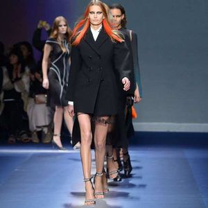 Fashion Week Hiver 2017 : Versace en formes