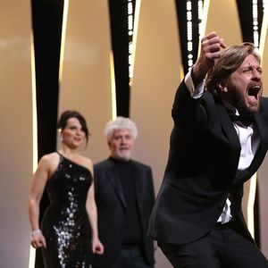 "The Square" du réalisateur suédois Ruben Östlund, qui raconte la vie du conservateur d'un musée d'art contemporain, a remporté dimanche la Palme d'or du Festival du cinéma de Cannes.