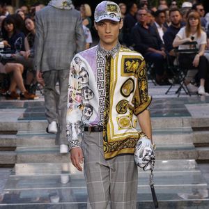 Fashion Week Homme Été 2018 : Versace de retour chez soi