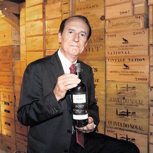 Michel-Jack Chasseuil montrant une bouteille de Porto Nacional de 1931 d’une valeur de 75.000 euros.