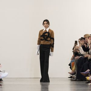 Fashion Week Automne-Hiver 2019 : la féminité selon Victoria Beckham
