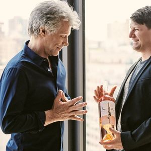 Le groupe languedocien Gérard Bertrand a créé Hampton Water pour la rock star américaine Bon Jovi (ici avec son fils).