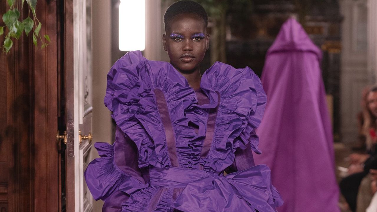 Couture Automne-Hiver 2019-2020 : Valentino, la ligne éclatante