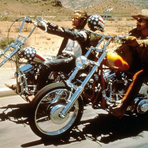Sorti la même année que le festival de Woodstock, le film « Easy Rider » rassemble tous les ingrédients de la décennie : liberté, drogues, musique…