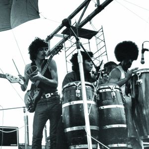 Santana se produisant à Woodstock. Bethel (Etats-Unis), août 1969.