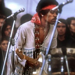 Jimi Hendrix se produisant au festival de musique de Woodstock, 1969.