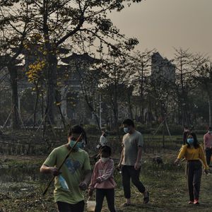 Des Chinois portant des masques dans un parc public de Guangzhou le 23 février dernier.