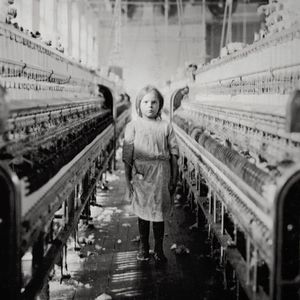 Photographiée par Lewis Hine, une fillette travaillant dans une usine de filature à Newberry, en Caroline du Sud, en 1908.