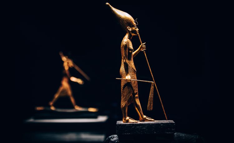 Statuette en bois doré de Toutânkhamon chevauchant une panthère
