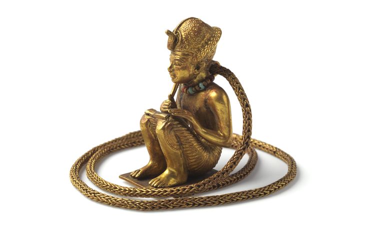 Figurine prosternée et chaîne en or représentant un roi accroupi 