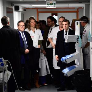 Martin Hirsch, le directeur général de l'AP-HP (à gauche), avait accueilli Emmanuel Macron à La Pitié-Salpêtrière en mai lors de l'annonce d'un « Ségur de la santé ».