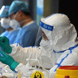 Pékin est dans « une course contre la montre » contre le virus, a déclaré le porte-parole de la mairie, Xu Hejian, qualifiant la situation d'« extrêmement grave ».