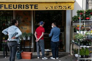 Un fleuriste, à Paris, rouvert pendant le confinement pour livrer des commandes par internet et téléphone.