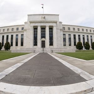La banque centrale américaine a commencé mardi à racheter sur les marchés secondaires des obligations d'entreprises.