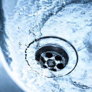 En 2018, « 90,6 % de la population a été alimentée en permanence par de l'eau respectant les limites de qualité réglementaires pour les pesticides », selon le ministère de la Santé. Une réponse à l'étude de l'association Générations Futures pointant la présence de perturbateurs endocriniens dans l'eau du robinet.