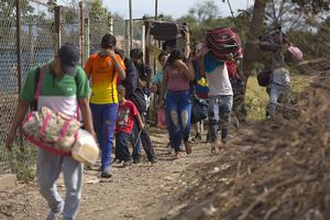 Des Vénézuéliens fuyant leur pays et passant illégalement la frontière de la Colombie.