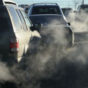 Greenpeace préconise une interdiction des publicités pour les véhicules polluants.