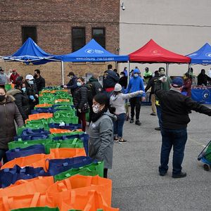 Une organisation caritative catholique distribue de la nourriture à Brooklyn, New York.