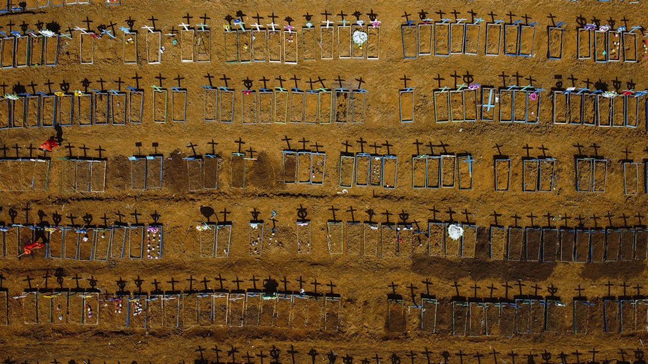 Vue aérienne d'un cimetière, à Manaus, au Brésil. Ici, reposent des Brésiliens morts du Covid-19.