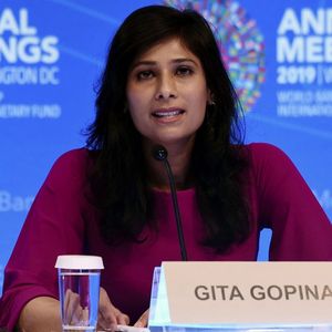 Gita Gopinath, l'économiste en chef du FMI pointe le niveau record de dettes publiques rapporté au PIB.