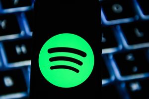 Spotify anticipe un ralentissement de ses abonnés payants et veut désormais booster ses revenus publicitaires.