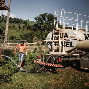 Des camions-citernes alimentent les villages en eau potable, comme celui de Replendor au Brésil.
