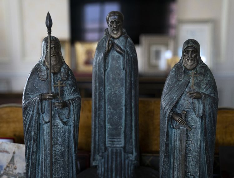 Les figurines de saints orthodoxes.