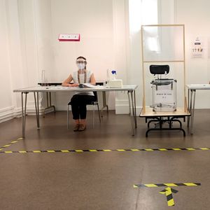 Le scrutin se tient sous protection sanitaire renforcée avec port du masque obligatoire dans les bureaux de vote, gel hydroalcoolique et priorité aux personnes vulnérables pour voter.