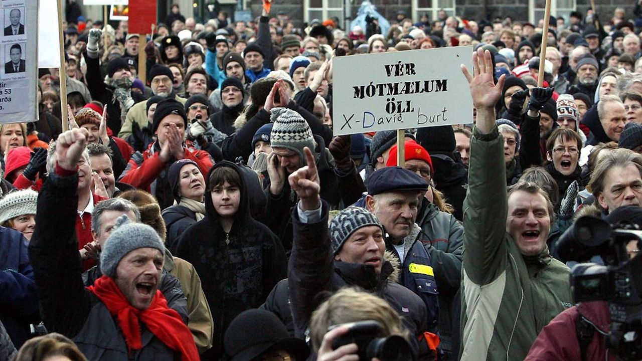 Des milliers citoyens islandais se rassemblaient régulièrement devant le parlement de Reykjavik pendant « la révolution des casseroles » pour protester contre la manière dont le gouvernement a géré la crise financière de 2008.
