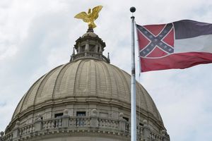 La loi du Mississippi vient de supprimer du drapeau de l'Etat l'emblème des troupes confédérées (la croix étoilée) considéré comme un symbole de l'esclavage.