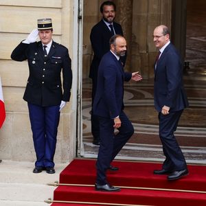 Edouard Philippe accueille à Matignon son successeur Jean Castex pour la passation de pouvoir ce vendredi après-midi.