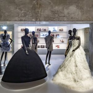 Au Musée des arts décoratifs, l'exposition « Harpers Bazaar » prend place dans les galeries de la mode rénovées grâce au mécénat.