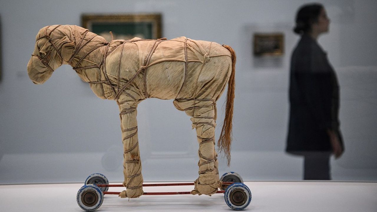 Le « Petit cheval empaqueté », de 1963, trône au milieu de l'exposition du Centre Pompidou